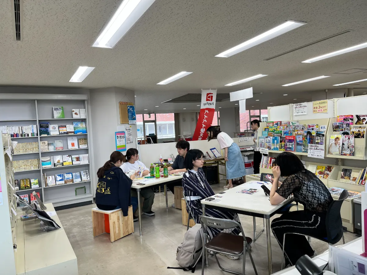 ゼミの学生がプロジェクト活動を行う様子