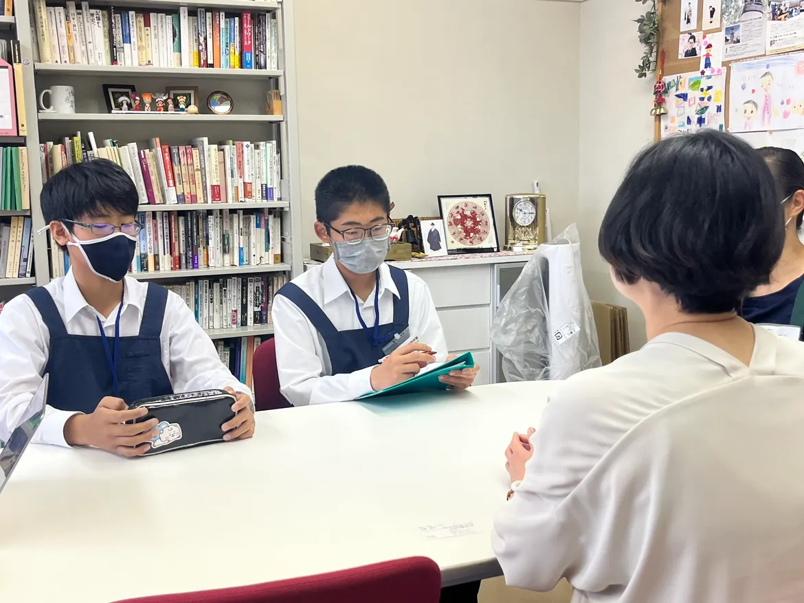 中学生が職場体験でインタビューする様子
